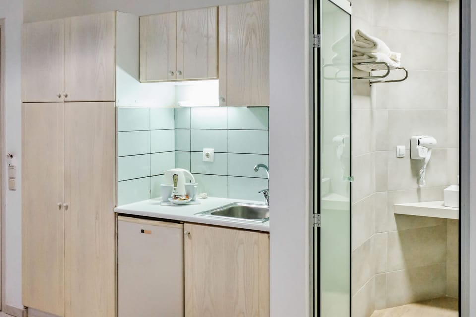Superior Studio (Triple) | Private kitchen | Fridge, stovetop, electric kettle, cookware/dishes/utensils
