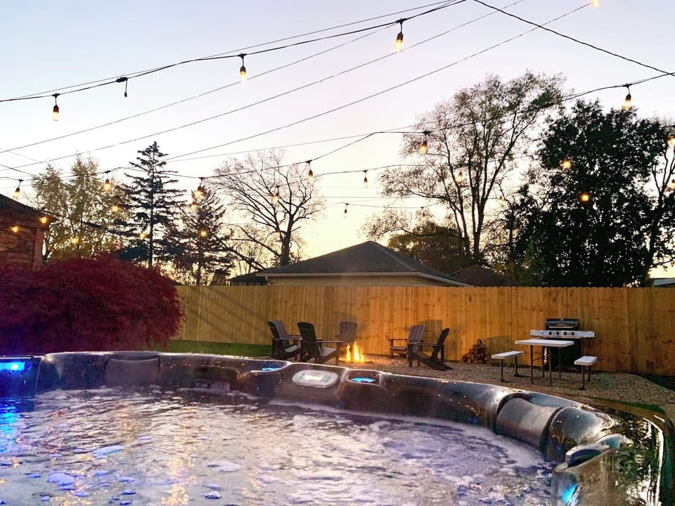 TheBrickHouse Backyard Oasis - hot tub, grill, lights, firepit (complementary firewood provided), privacy fence, did I mention HOT TUB!!??