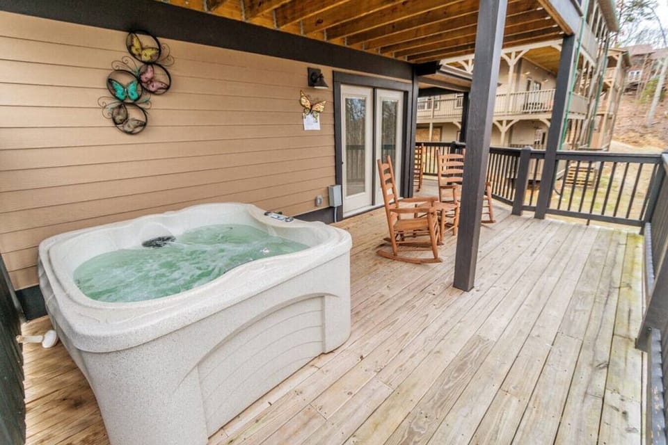 After a busy day of sightseeing, kick back and relax in the hot tub out on the deck!