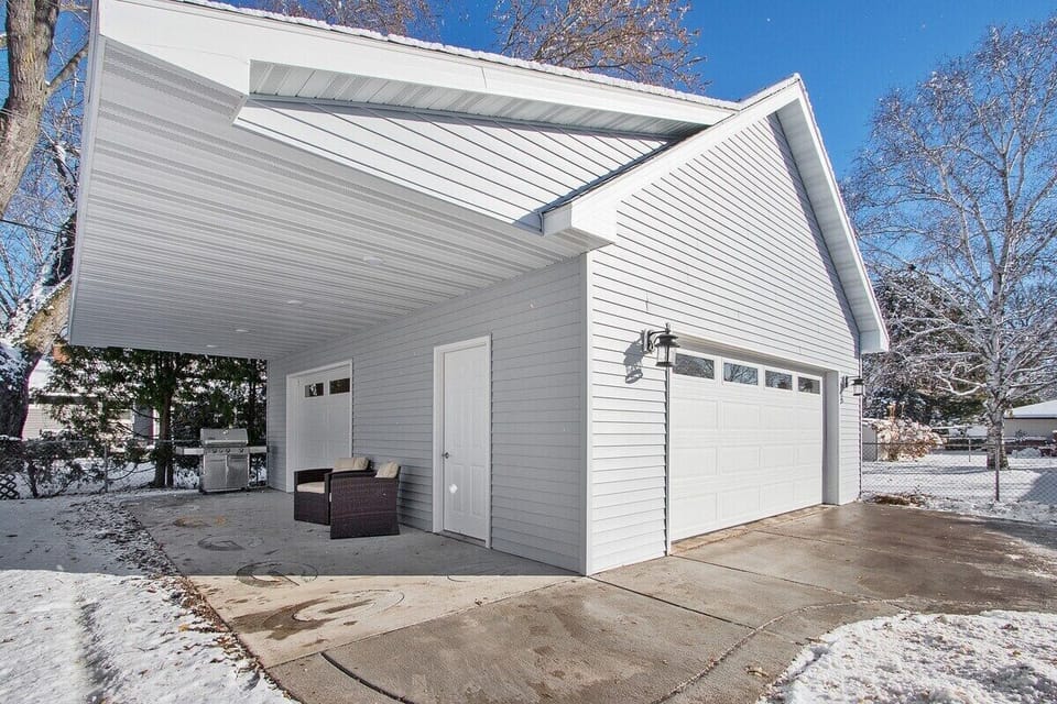 Detached Entertainment Garage Side Access