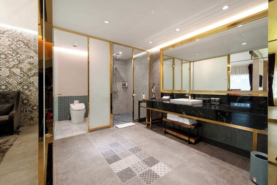 Park Boutique Deluxe | Bathroom | Shower, hair dryer, bathrobes, slippers