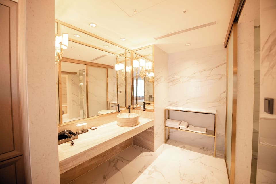 Inter Deluxe Suite | Bathroom | Shower, hair dryer, bathrobes, slippers