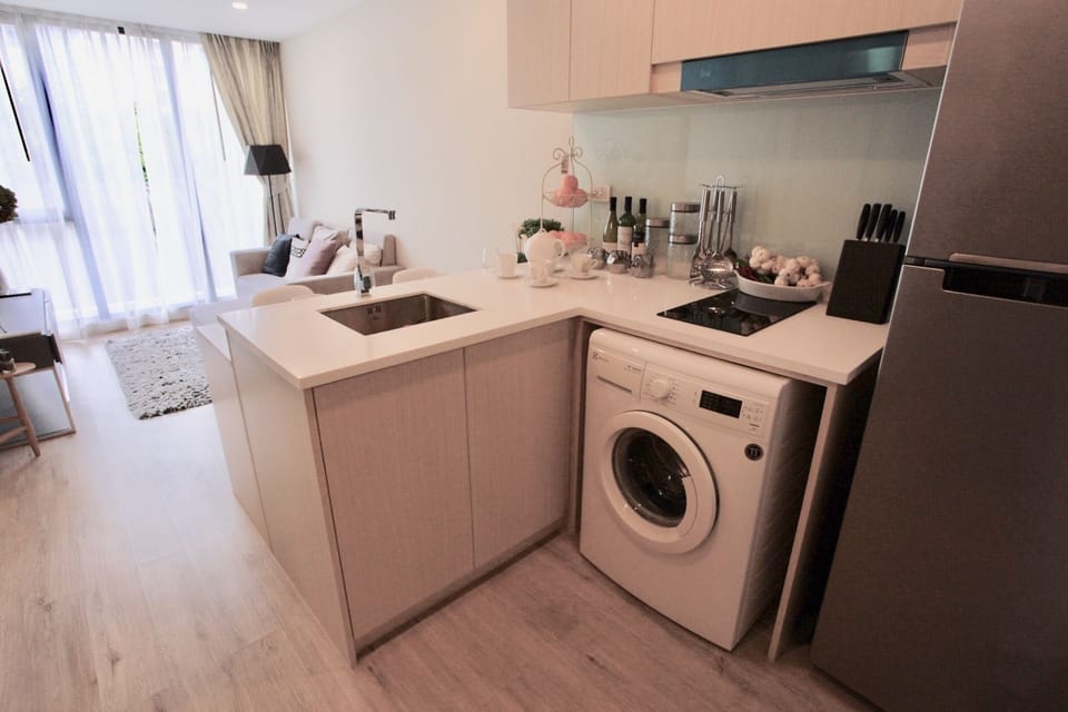 City Apartment | Private kitchen | Fridge, microwave, stovetop, electric kettle