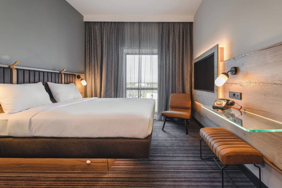Room, 1 Queen Bed | Hypo-allergenic bedding, desk, laptop workspace, blackout drapes