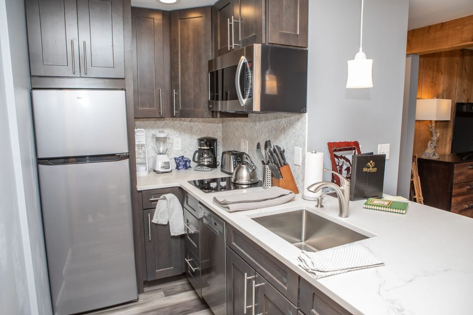 Townhome, 3 Bedrooms | Private kitchen | Coffee/tea maker, fridge, microwave, oven