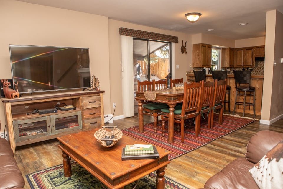 Townhome, 3 Bedrooms | Living room | Flat-screen TV, DVD player
