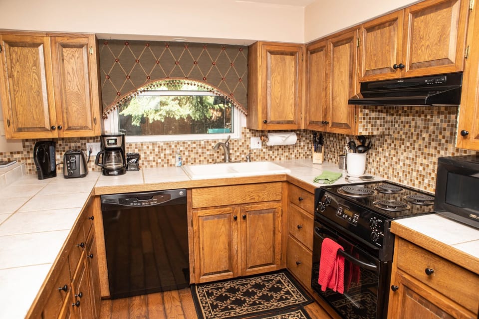 Townhome, 3 Bedrooms | Private kitchen | Coffee/tea maker, fridge, microwave, oven