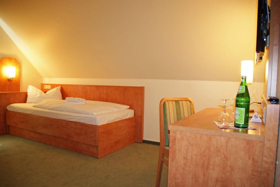 Single Room | Desk, WiFi (free), bed sheets