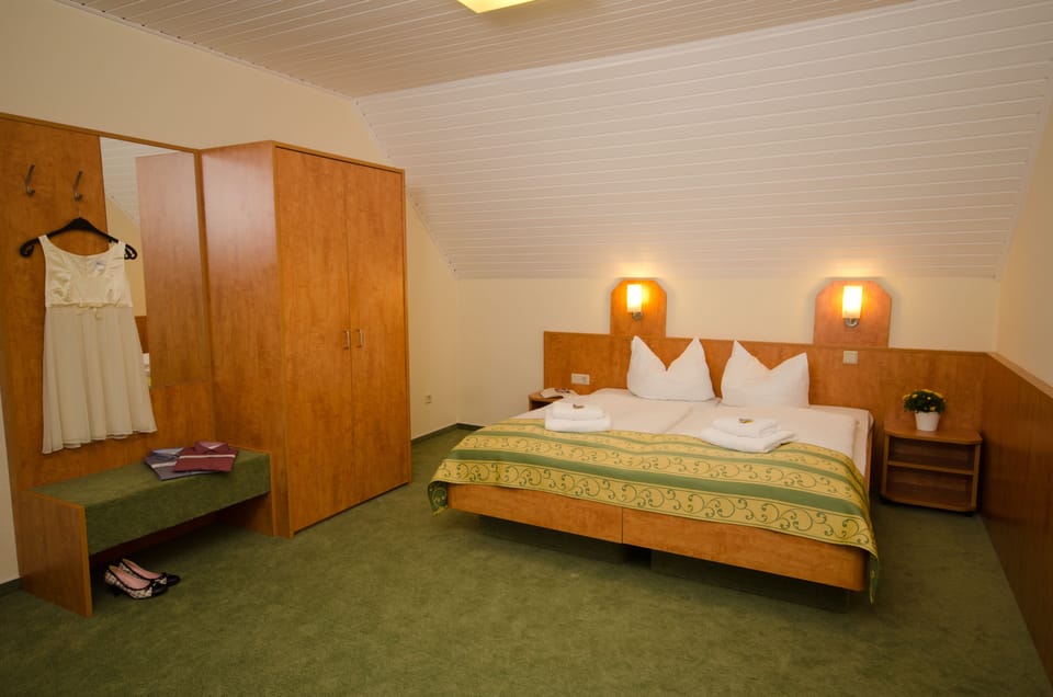 Double Room | Desk, WiFi (free), bed sheets