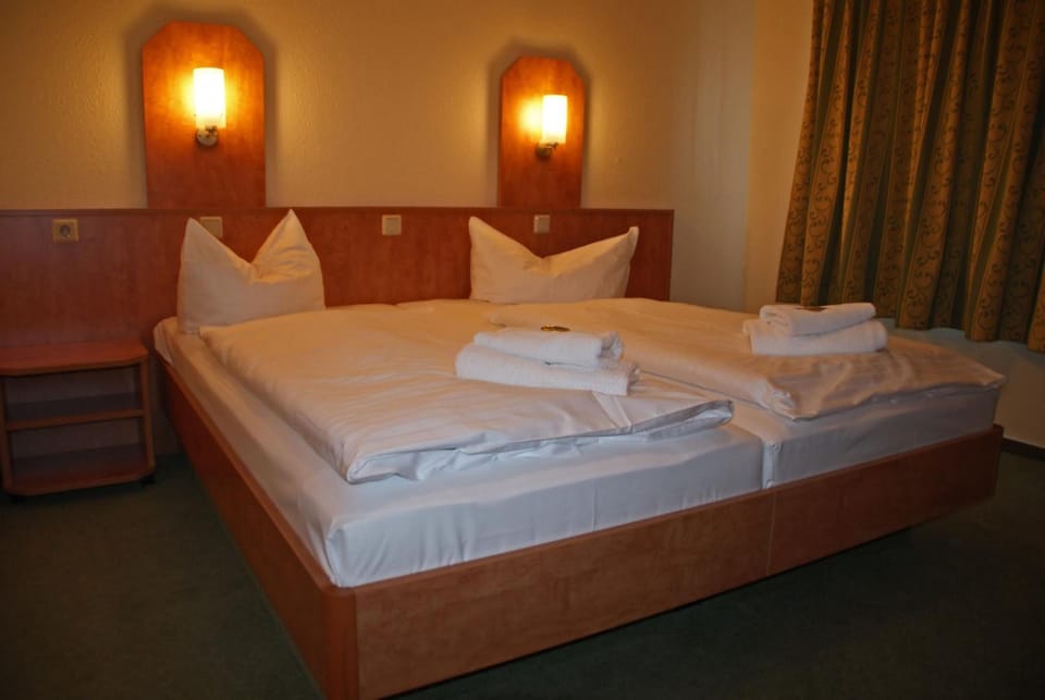 Double Room | Desk, WiFi (free), bed sheets