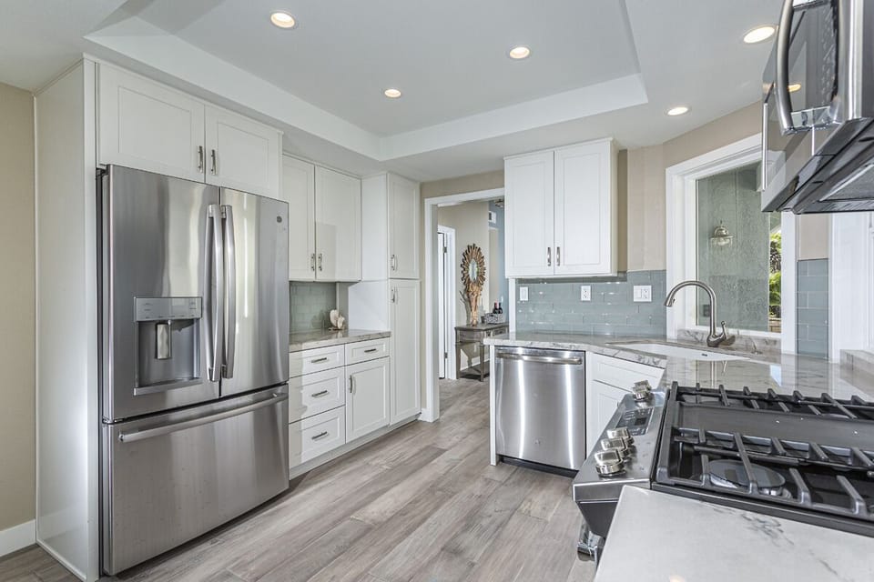 New stainless stell GE refrigerator, soft-close cabinets, dimming lights.