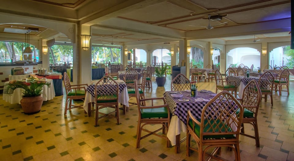 3 restaurants; breakfast, lunch, and dinner served