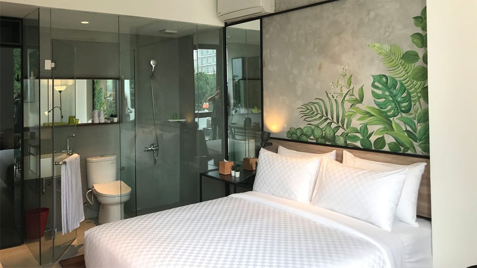 In-room safe, desk, free WiFi