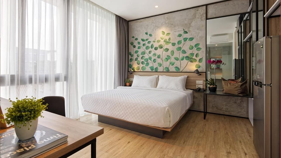In-room safe, desk, free WiFi