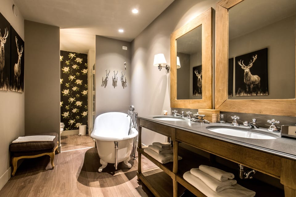 Junior Double Room | Bathroom | Separate tub and shower, rainfall showerhead, designer toiletries