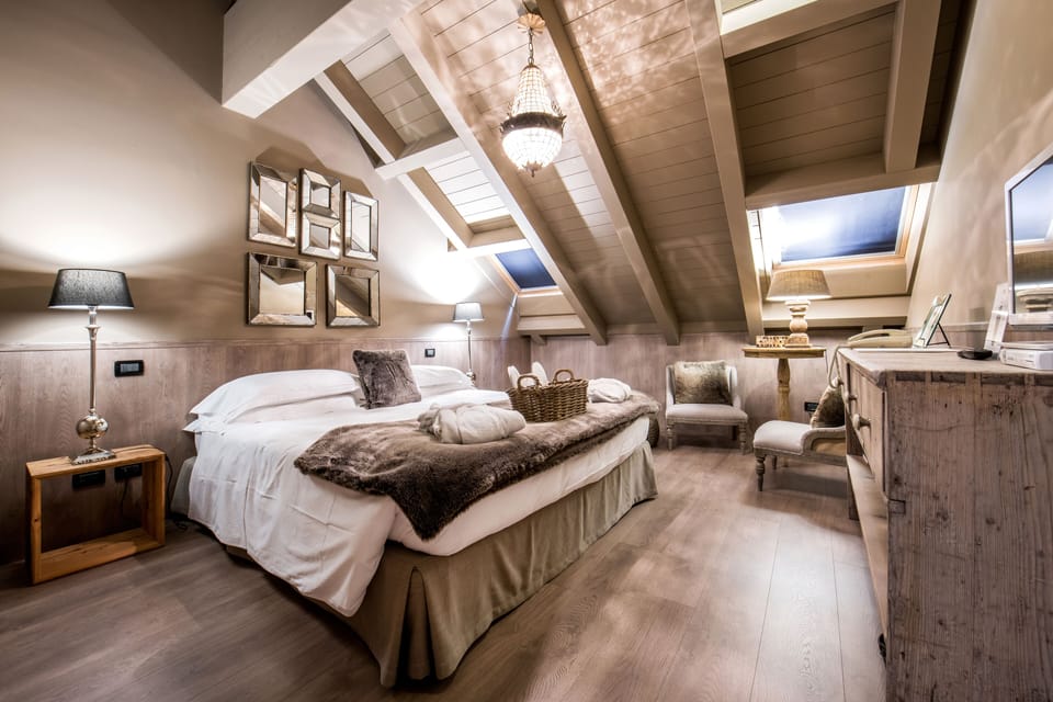 Junior Double Room | Down comforters, minibar, in-room safe, desk