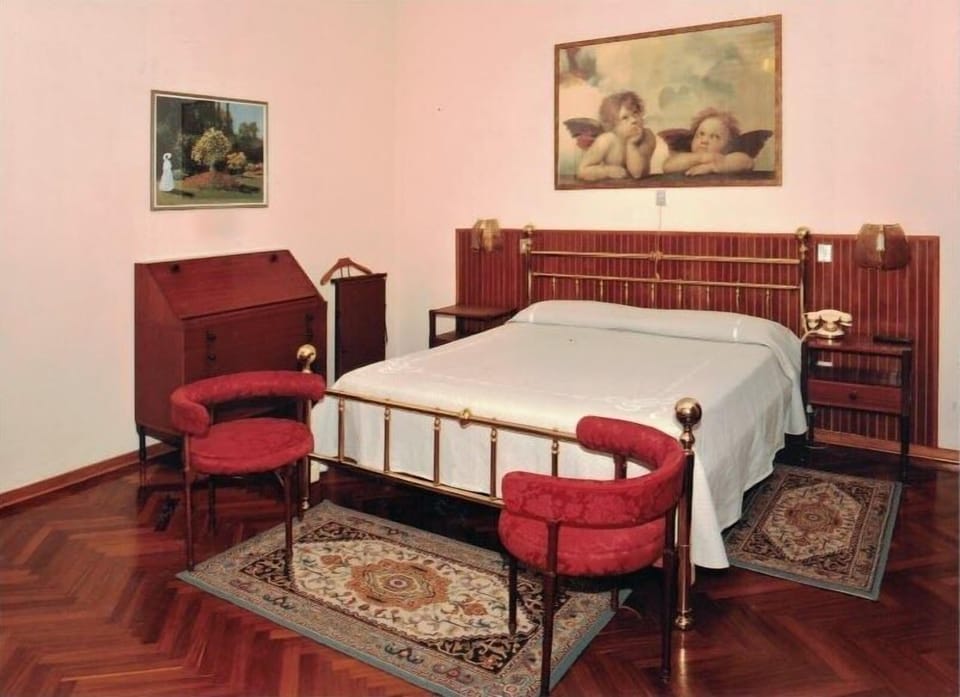 Free cribs/infant beds, free WiFi, bed sheets