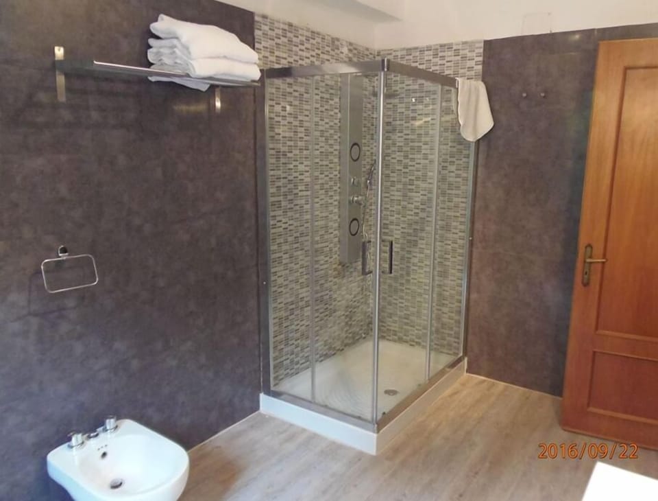 Basic Double Room | Bathroom | Shower, hair dryer, bidet, towels
