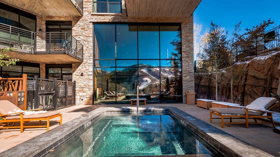 Outdoor spa pool facing the owners lounge. Reflection of Lady Morgan Bowls.