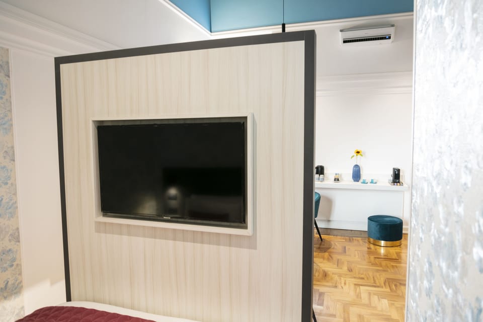Luxury Quadruple Room (Atlas) | Television