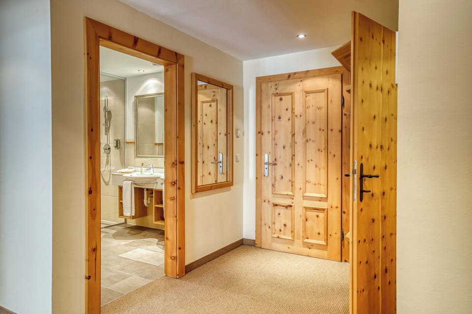 Panoramic Suite, 1 Bedroom, Mountain View | Hypo-allergenic bedding, in-room safe, desk, free WiFi
