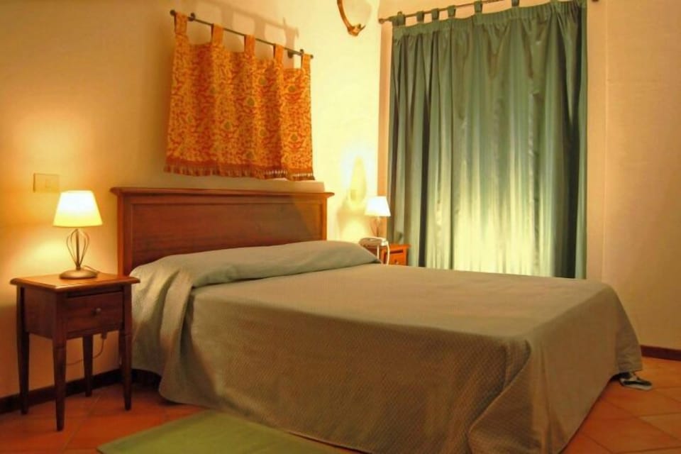 Minibar, desk, free WiFi, bed sheets