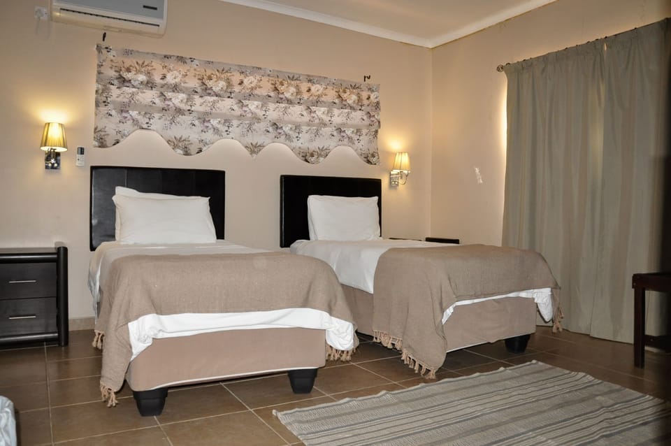 Standard Twin Room | Desk, laptop workspace, WiFi (free), bed sheets