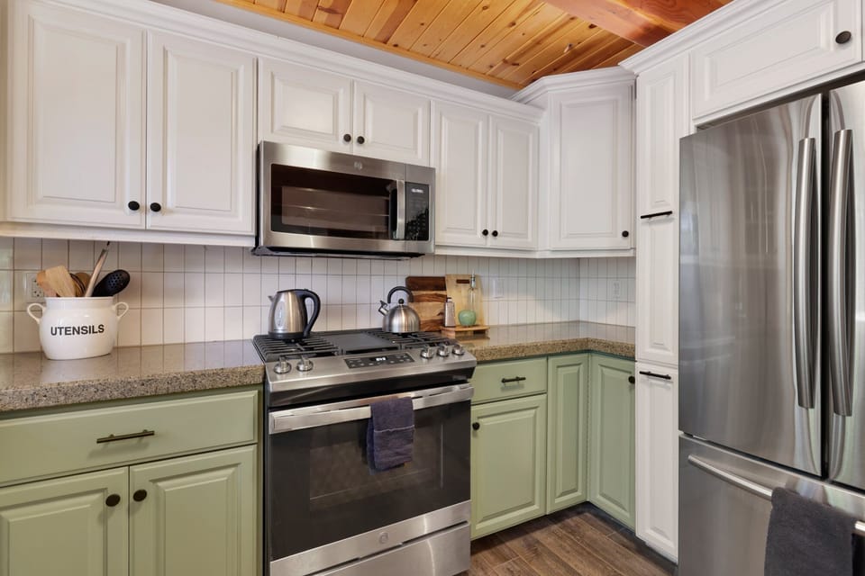 House, Multiple Beds, Hot Tub, Mountain View (1120) | Private kitchen