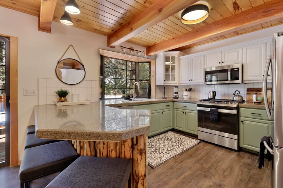 House, Multiple Beds, Hot Tub, Mountain View (1120) | Private kitchen