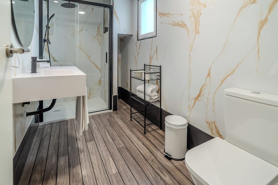 Premium Double Room | Bathroom | Shower, free toiletries, hair dryer, towels