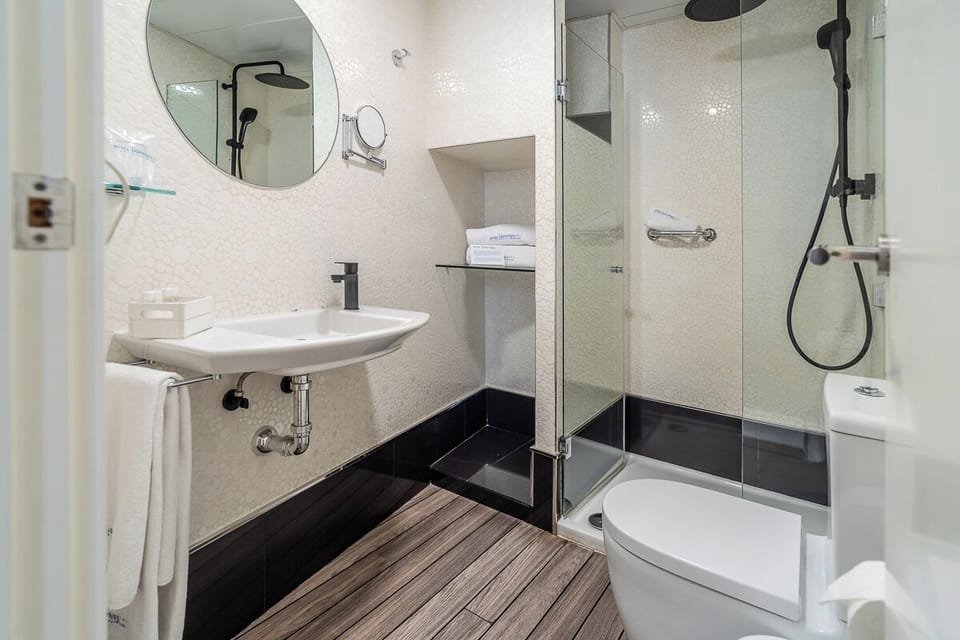 Economy Double Room | Bathroom | Shower, free toiletries, hair dryer, towels