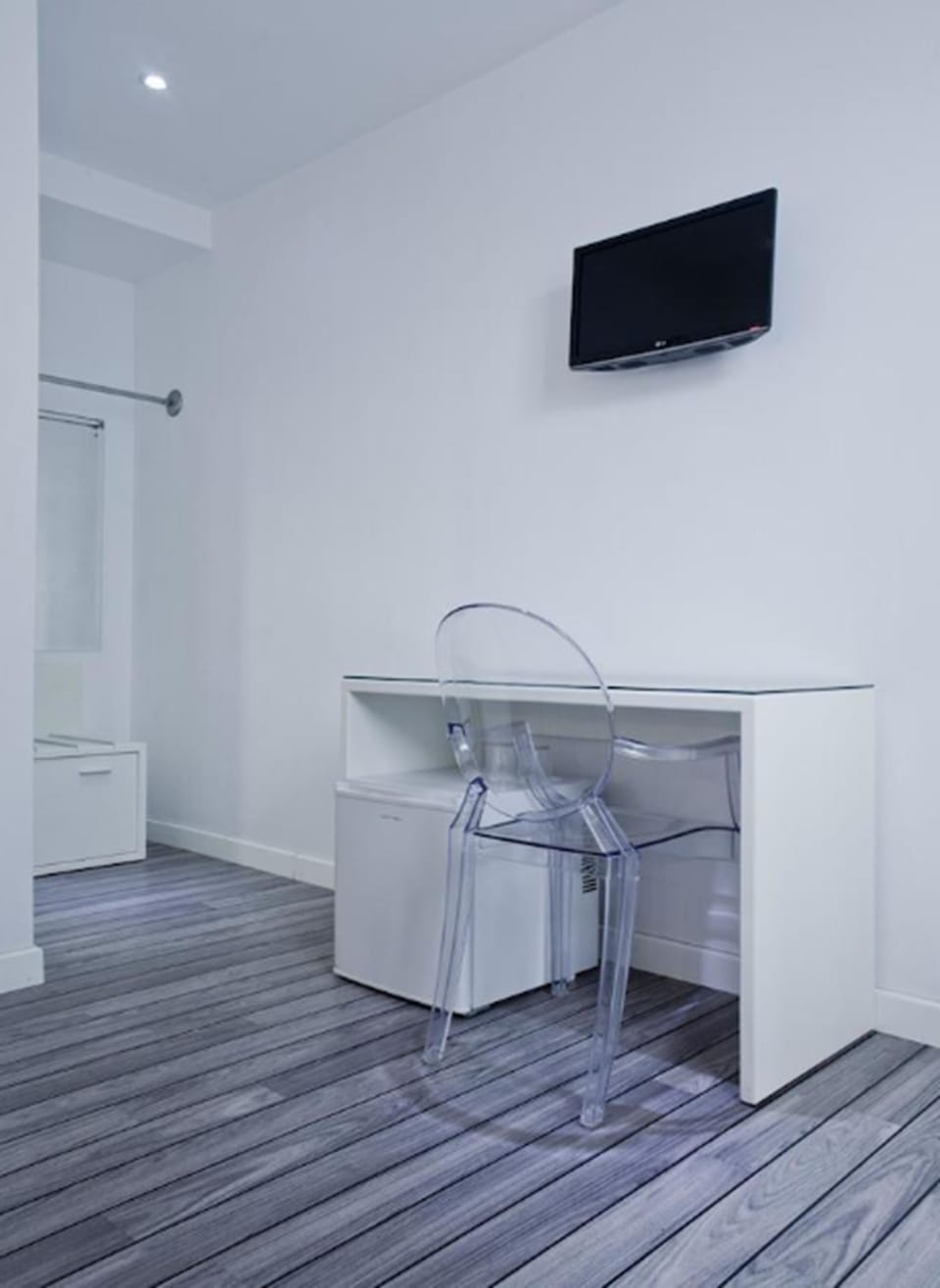 Minibar, in-room safe, desk, iron/ironing board