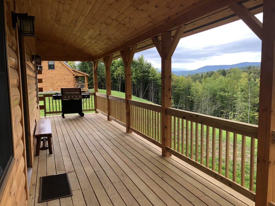 Large Deck w/Grill and bench