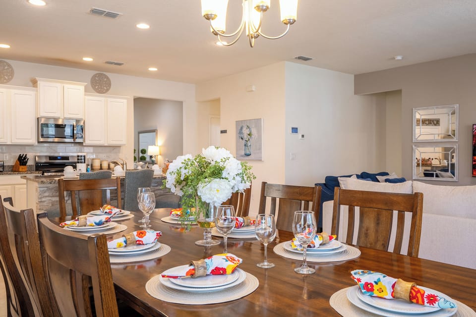Amazing dining room integrated with the kitchen.