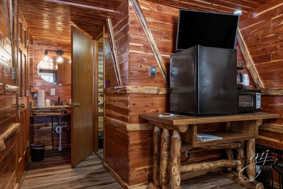 Standard Room, Non Smoking (102) | Premium bedding, pillowtop beds, individually decorated