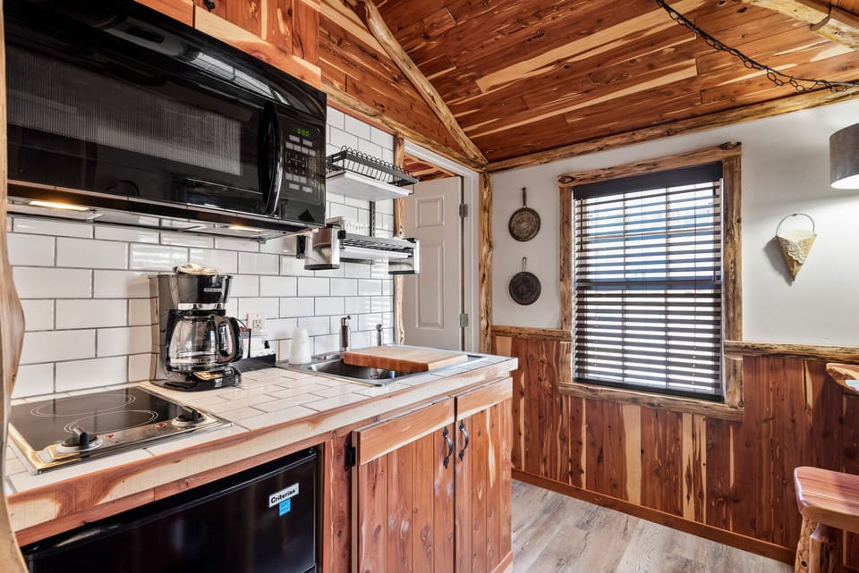 Standard Room, 1 Bedroom, Non Smoking (205) | Private kitchen | Coffee/tea maker, paper towels