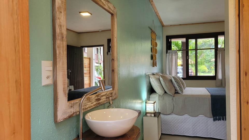 Comfort Studio Suite | Bathroom | Shower, towels, toilet paper