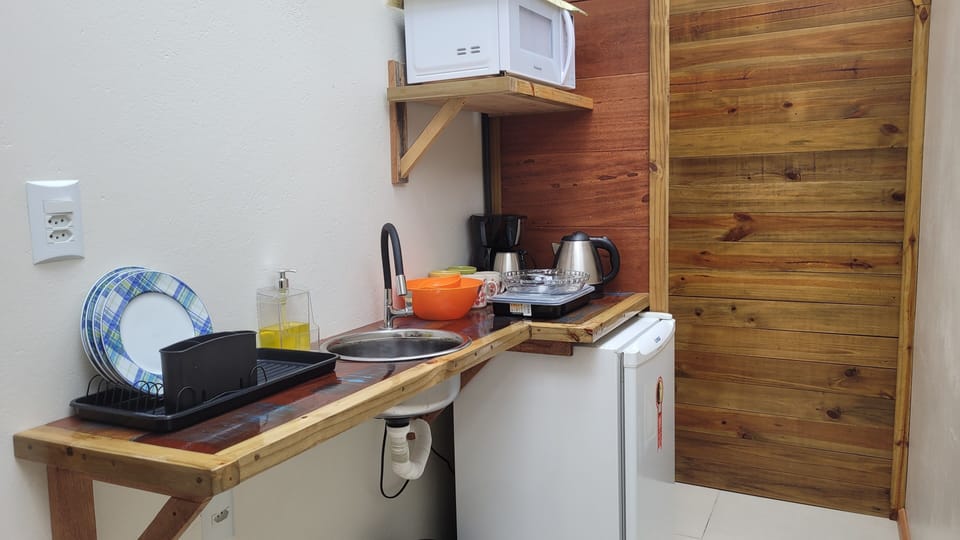 Comfort Studio Suite | Private kitchen | Cookware/dishes/utensils