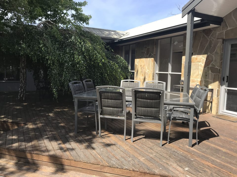 Outdoor dining for 10