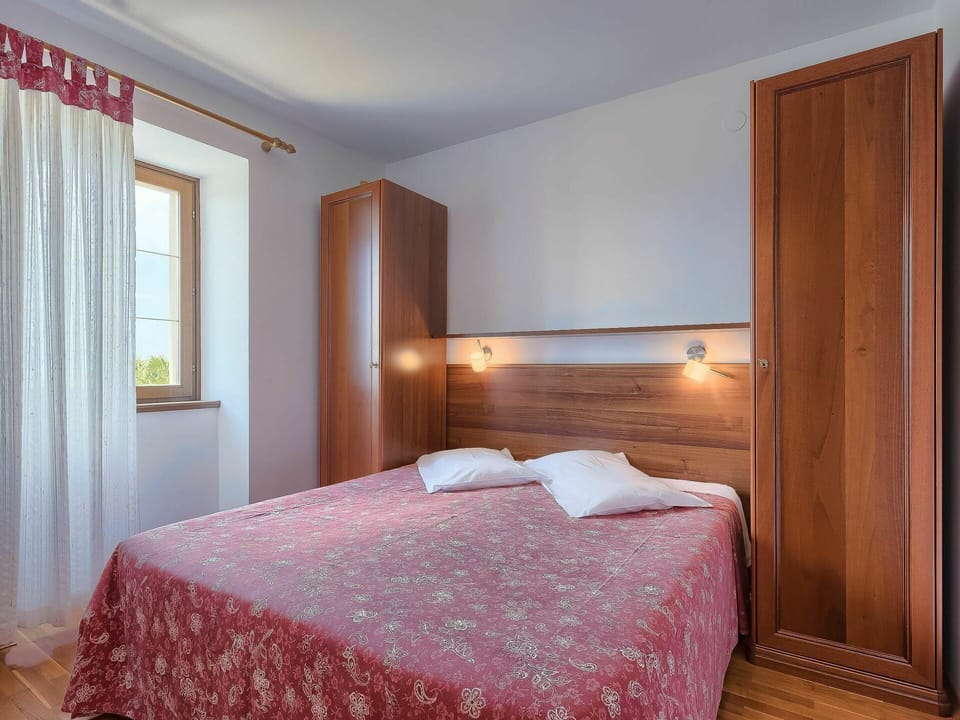 Furniture, Property, Building, Comfort, Window, Wood, Textile, Bed Frame, Flooring