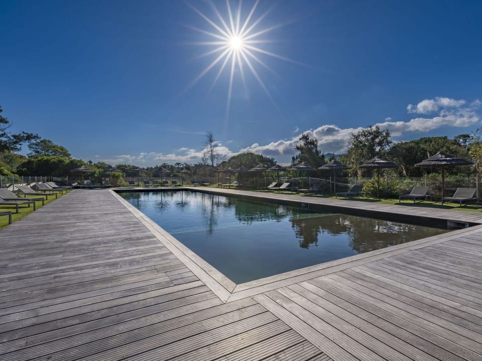 Cloud, Sky, Water, Water Resources, Daytime, Sunlight, House, Body Of Water, Tree, Wood