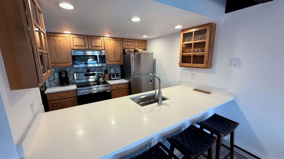 Kitchen with 4 barstools