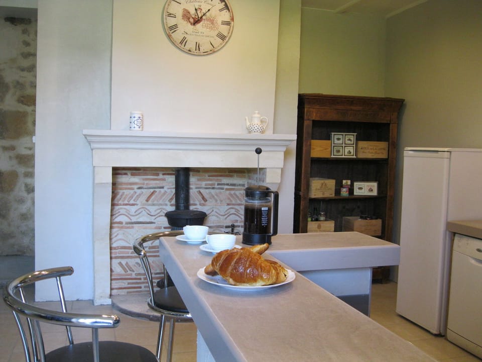 Breakfast Bar and fireplace