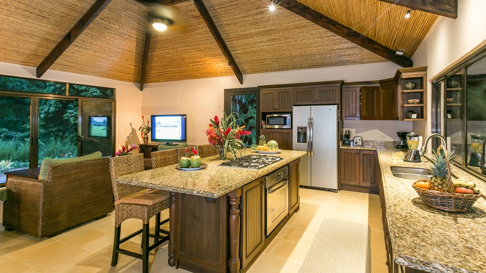 Large Fully Equipped Kitchen with Breakfast Island and Seating for 6