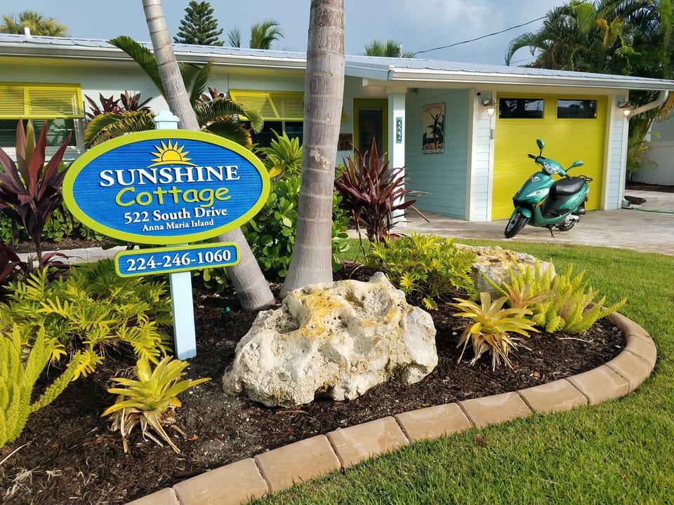 Sunshine Cottage is the only place for up to  8 to stay in Anna Maria City!