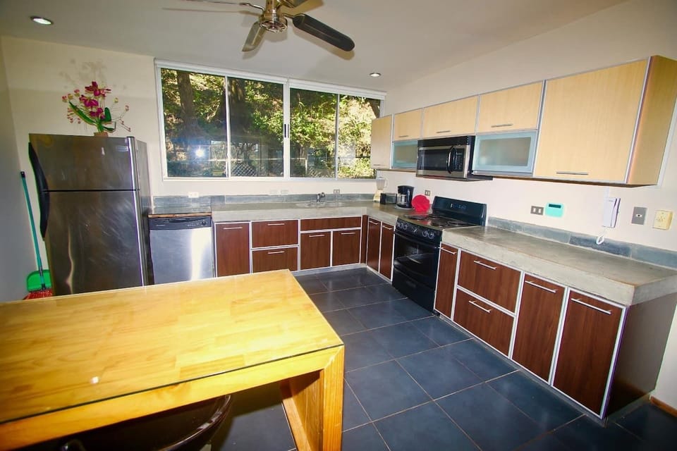 Kitchen - fully stocked!