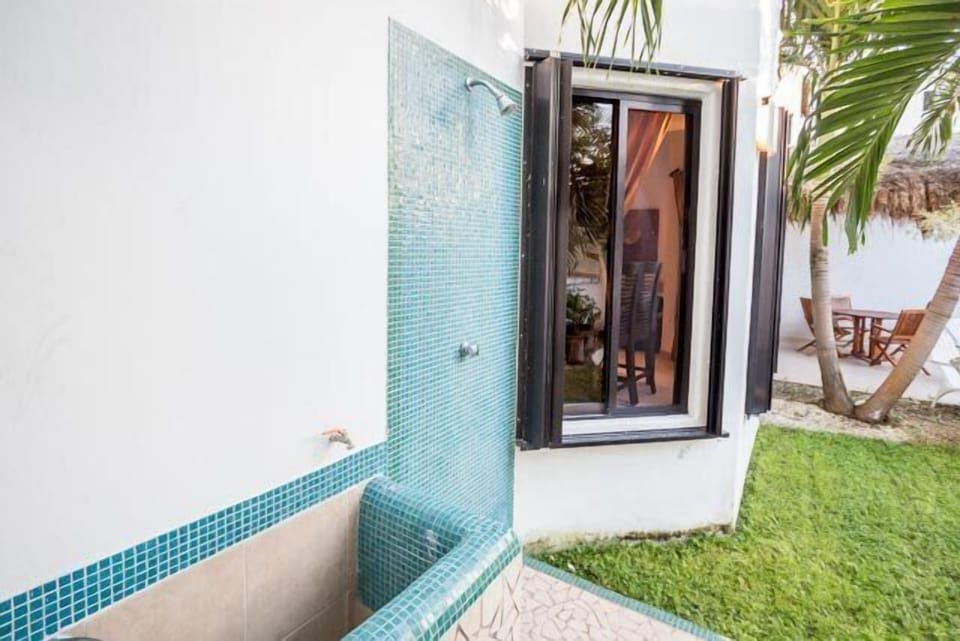 Outdoor shower great for rinsing off after diving or a day at the beach