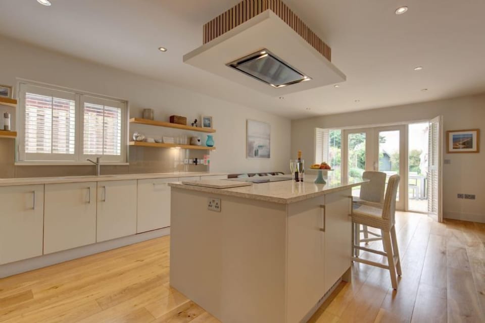 Anchorage, Brancaster: Kitchen area with island