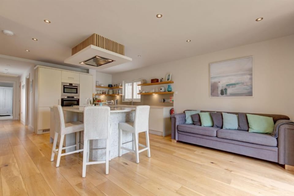 Anchorage, Brancaster: Kitchen and comfy sofa
