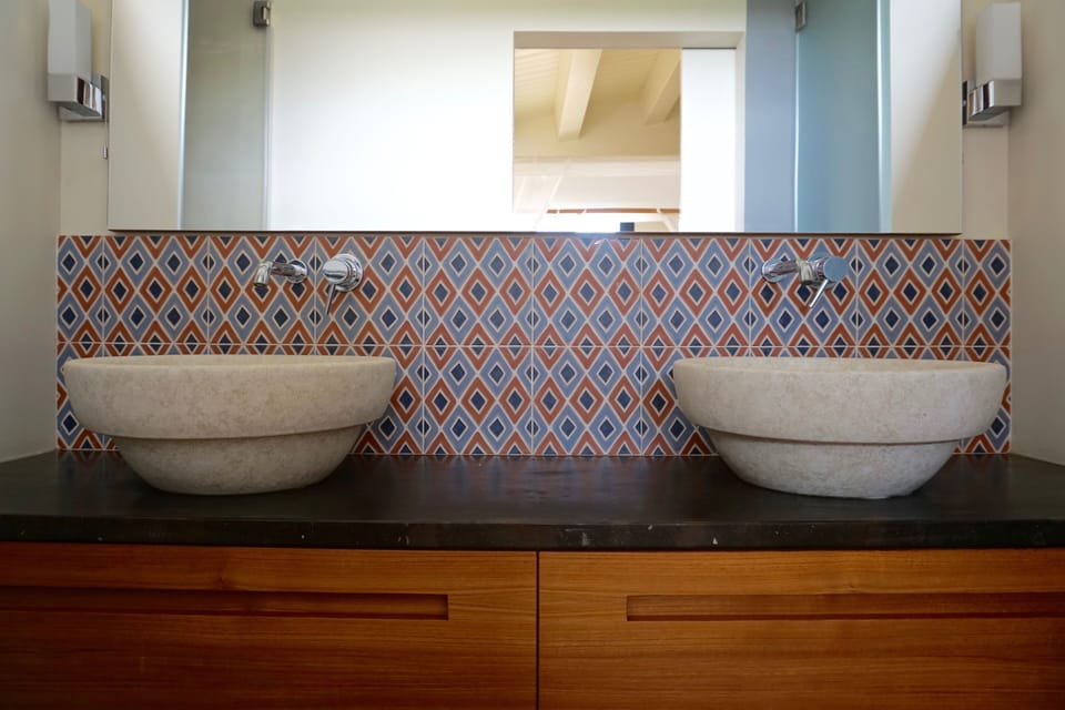 Twin sinks in the en-suite